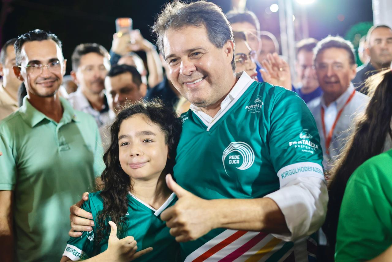 prefeito Evandro Leitão ao lado de uma adolescente no evento
